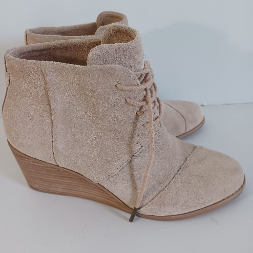 Toms Sz 8 Bootie Ankle Wedge Boots Hyde Beige Lace Up Almond Toe Suede Womens